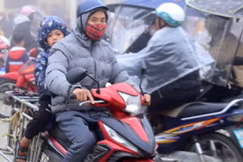 Rét đậm, rét hại bao phủ diện rộng tại Sa Pa khiến người dân đi lại khó khăn. (Ảnh: Quốc Khánh/TTXVN)