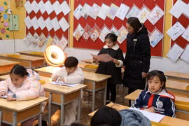 Các lớp học tại Trường Tiểu học Sa Pa được trang bị đèn sưởi để đảm bảo sức khỏe cho học sinh. (Ảnh: Quốc Khánh/TTXVN)