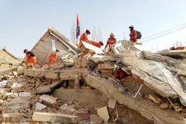 Hoạt động cứu hộ được tiến hành tại hiện trường động đất ở tỉnh Cam Túc, Trung Quốc ngày 19/12/2023. (Ảnh: THX/TTXVN)