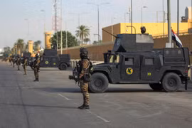 Lực lượng chống khủng bố Iraq gác bên ngoài Đại sứ quán Mỹ tại Baghdad. (Ảnh: AFP/TTXVN)