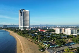 Nhiều resort, khách sạn hạng sang được đầu tư xây dựng tại thành phố Phan Rang- Tháp Chàm (Ninh Thuận) để phục vụ du khách. (Ảnh: Nguyễn Thành/TTXVN)