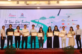Trao giải thưởng Báo chí viết về du lịch Thành phố Hồ Chí Minh cho các tác giả đoạt giải ở loại hình Báo in – Báo điện tử. (Ảnh: Thu Hương/TTXVN)