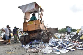 Hàng hóa vi phạm, không rõ nguồn gốc, xuất xứ được tiến hành tiêu hủy tại Bạc Liêu. (Ảnh: Chanh Đa/TTXVN)