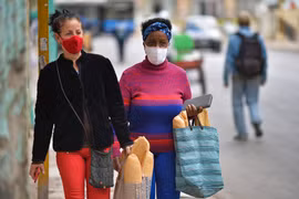 Người dân mua sắm tại Havana, Cuba ngày 2/2/2021. (Ảnh: AFP/TTXVN)