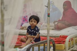Điều trị cho bệnh nhân mắc sốt xuất huyết tại bệnh viện ở Dhaka, Bangladesh, ngày 20/11/2023. (Ảnh: THX/TTXVN)