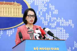 Người phát ngôn Bộ Ngoại giao Phạm Thu Hằng trả lời câu hỏi của phóng viên trong nước và quốc tế. (Ảnh: Phạm Kiên/TTXVN)