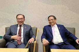 Thủ tướng Phạm Minh Chính gặp Thủ tướng Malaysia Anwar Ibrahim. (Ảnh: TTXVN phát)