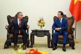 Phó Thủ tướng Trần Hồng Hà tiếp ông Robert McIntosh, Phó Chủ tịch cấp cao Tập đoàn Dell. (Ảnh: TTXVN)