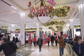 Người tiêu dùng mua sắm dịp Black Friday tại cửa hàng ở Virginia, Mỹ. (Ảnh: Kyodo/TTXVN)