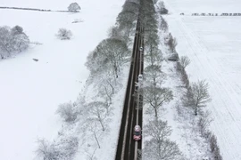 Tuyết phủ trắng trên tuyến đường ở Lever Causeway, gần Birkenhead, Tây Bắc vùng England. (Ảnh minh họa: AFP/TTXVN)