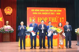 Lãnh đạo Tỉnh ủy, UBND tỉnh Cao Bằng tặng hoa Phó Chủ tịch UBND Tỉnh Hoàng Văn Thạch, Phó Chủ tịch HĐND tỉnh Hà Nhật Lệ. (Ảnh: Chu Hiệu/TTXVN.)