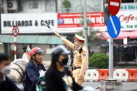 Lực lượng Cảnh sát Giao thông phân luồng, hướng dẫn các phương tiện. (Ảnh: Huy Hùng/TTXVN)