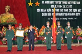 Dân quân tự vệ Việt Nam vinh dự đón nhận Huân chương Sao vàng