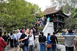 Du khách quốc tế tham quan Hà Nội. (Nguồn: TTXVN)