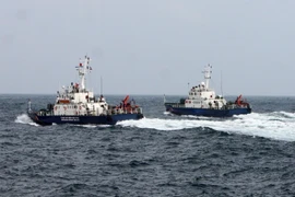 Tình huống diễn tập của tàu cảnh sát biển Việt Nam trên biển. (Ảnh: Trọng Đức/TTXVN)