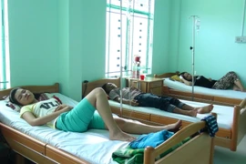 Bệnh nhân điều trị sốt xuất huyết. (Ảnh: Nguyên Lý/TTXVN)