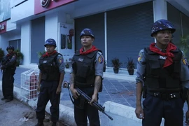 Cảnh sát Myanmar gác trên đường phố Mandalay. (Nguồn: AFP/TTXVN)