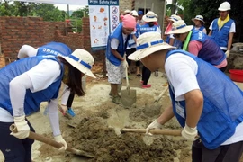 Các tình nguyện viên Hàn Quốc tham gia xây dựng nhà giúp các hộ nghèo tại xã Phúc Thuận, thị xã Phổ Yên, tỉnh Thái Nguyên. (Ảnh: Hoàng Nguyên/TTXVN)