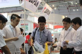 Khách tham quan tại triển lãm. (Ảnh: Hà Huy Hiệp/Vietnam+)