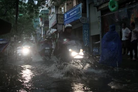 Hà Nội cố gắng hạn chế tình trạng ngập úng sau mưa tại các tuyến phố. (Ảnh: Tuấn Anh/TTXVN)