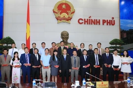 Phó Thủ tướng Vũ Văn Ninh chụp ảnh lưu niệm với các doanh nhân. (Ảnh: Doãn Tấn/TTXVN)