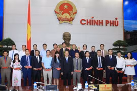 Phó Thủ tướng Vũ Văn Ninh chụp ảnh lưu niệm với các doanh nhân. (Ảnh: Doãn Tấn/TTXVN)