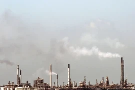 Nhà máy lọc dầu của hãng Shell tại Pulau Bukom, Singapore. (Nguồn" AFP/TTXVN)