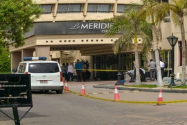 Lực lượng an ninh Ai Cập điều tra tại hiện trường vụ nổ bom ở Cairo ngày 23/10. (Nguồn: AFP/TTXVN)