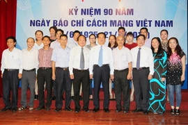 Thủ tướng Nguyễn Tấn Dũng chụp ảnh kỷ niệm với đại diện các cơ quan báo chí Trung ương và địa phương. (Ảnh: Đức Tám/TTXVN)
