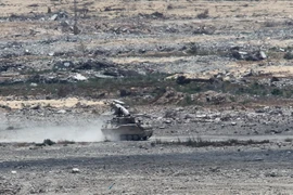 Xe quân sự Ai Cập tuần tra tại khu vực cửa khẩu Rafah, phía nam dải Gaza. (Nguồn: AFP/TTXVN)