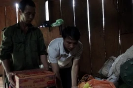 Đưa nhu yếu phẩm đến với các hộ người dân tộc Dao ở thôn Lủng Pảng, xã Côn Minh, huyện Na Rì bị cô lập do nước lũ. (Ảnh: Đức Hiếu/TTXVN)