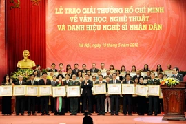 Chủ tịch nước Trương Tấn Sang trao danh hiệu Nghệ sỹ nhân dân cho 74 nghệ sỹ năm 2012. (Ảnh: Thanh Hà/TTXVN)