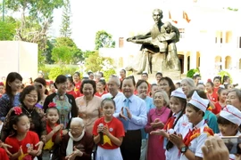 Cung thỉnh Tượng Bác Hồ với thiếu nhi về Nhà thiếu nhi TP. HCM
