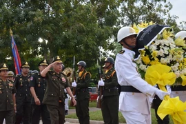 Đoàn Quân đội Hoàng gia Campuchia viếng Đài tưởng niệm Quân tình nguyện Việt Nam. (Ảnh: Xuân Khu/Vietnam+)