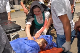 Một em bé Syria thiệt mạng do trúng đạn pháo của quân nổi dậy ở thành phố Aleppo ngày 31/5. (Nguồn: AFP/TTXVN)