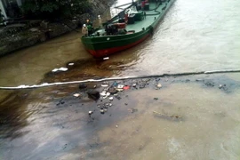 Long An: Khẩn cấp xử lý hơn 10.000 lít dầu tràn ra sông Vàm Cỏ