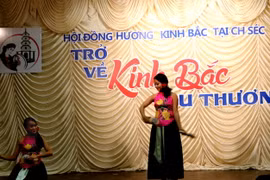Thế hệ người Việt trẻ tại Séc biểu diễn múa Quan họ. (Ảnh: Quang Vinh/Vietnam+)