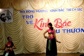 Thế hệ người Việt trẻ tại Séc biểu diễn múa Quan họ. (Ảnh: Quang Vinh/Vietnam+)