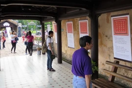 Trưng bày những bài thơ chạm trên Điện Thái Hòa. (Ảnh: Quốc Việt/Vietnam+)