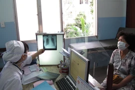 Bác sĩ Bệnh viện Phạm Ngọc Thạch, TP. Hồ Chí Minh, khám và điều trị cho bệnh nhân lao. (Ảnh: Phương Vy/TTXVN)