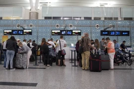 Khách du lịch làm thủ tục tại sân bay quốc tế Enfidha để rời khỏi Tunisia ngày 27/6. (Nguồn: AFP/TTXVN)