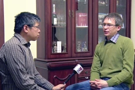 Nhà báo Ilya Ushov (phải) trả lời phỏng vấn. (Ảnh: Duy Trinh-Quang Vinh/Vietnam+) 