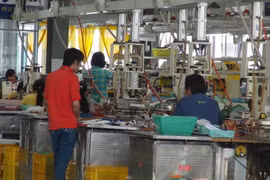 Công nhân Công ty Freewell trở lại làm việc bình thường sáng 3/10. (Ảnh: Đậu Tất Thành/TTXVN)