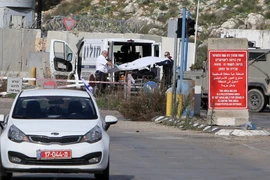 Lực lượng an ninh Israel chuyển thi thể phụ nữ Palestine thiệt mạng tại trạm kiểm soát ở Einav, phía đông Tulkarem, Bờ Tây. (Nguồn: AFP/TTXVN)