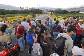 Người dân Colombia tại khu vực cửa khẩu với Venezuela ở Cucuta ngày 20/8. (Nguồn: AFP/TTXVN)