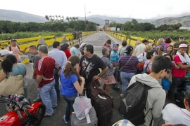 Người dân Colombia tại khu vực cửa khẩu với Venezuela ở Cucuta ngày 20/8. (Nguồn: AFP/TTXVN)