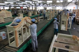 Sản xuất đồ gỗ nội thất cao cấp xuất khẩu. (Ảnh: Vũ Sinh/TTXVN)