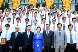 Phó Chủ tịch nước Nguyễn Thị Doan chụp ảnh kỷ niệm với các đại biểu Tập đoàn Hóa chất Việt Nam. (Ảnh: Thống Nhất/TTXVN)