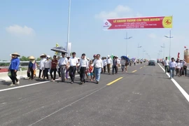 Người dân nô nức tham quan cầu sau lệnh thông tuyến. (Ảnh: Hải An-Trung Du/Vietnam+)