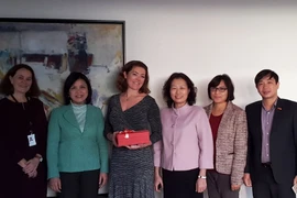 Tổng Thư ký VCCI Phạm Thị Thu Hằng (thứ 3 từ phải sang) tại buổi làm việc với giới chức NHO tại Oslo. (Nguồn: ĐSQ Việt Nam tại Na Uy)